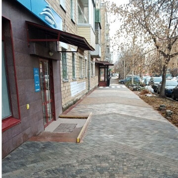 Компания «Выбор-Сибирь» благоустроила городской тротуар.